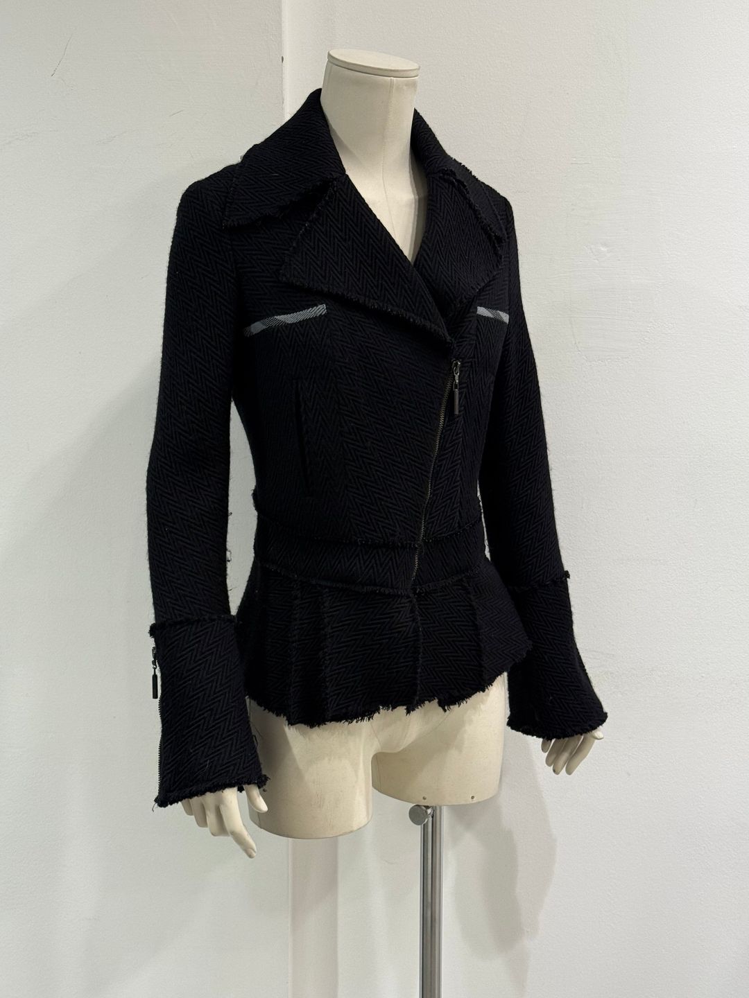 Thumbnail 590e84ad-f51b-407f-b522-cc28d3e3422a