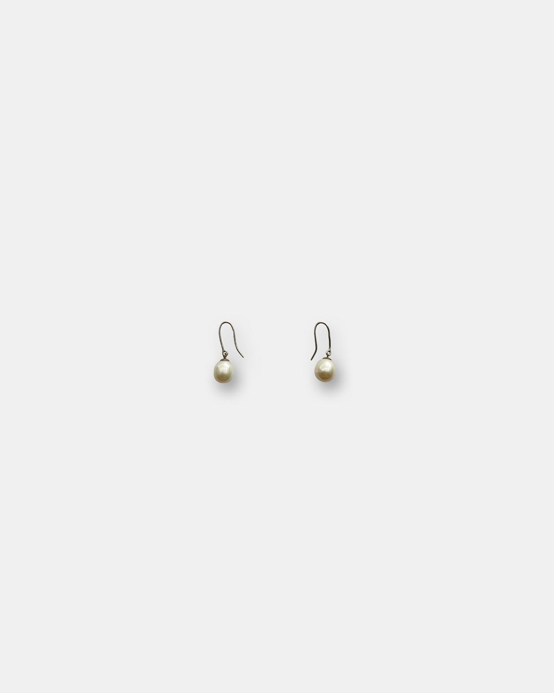 Vintage 1990s Pearl Earring Pair White Silver by Vintage in size ONE SIZE from JEWELLERY & WATCHES category