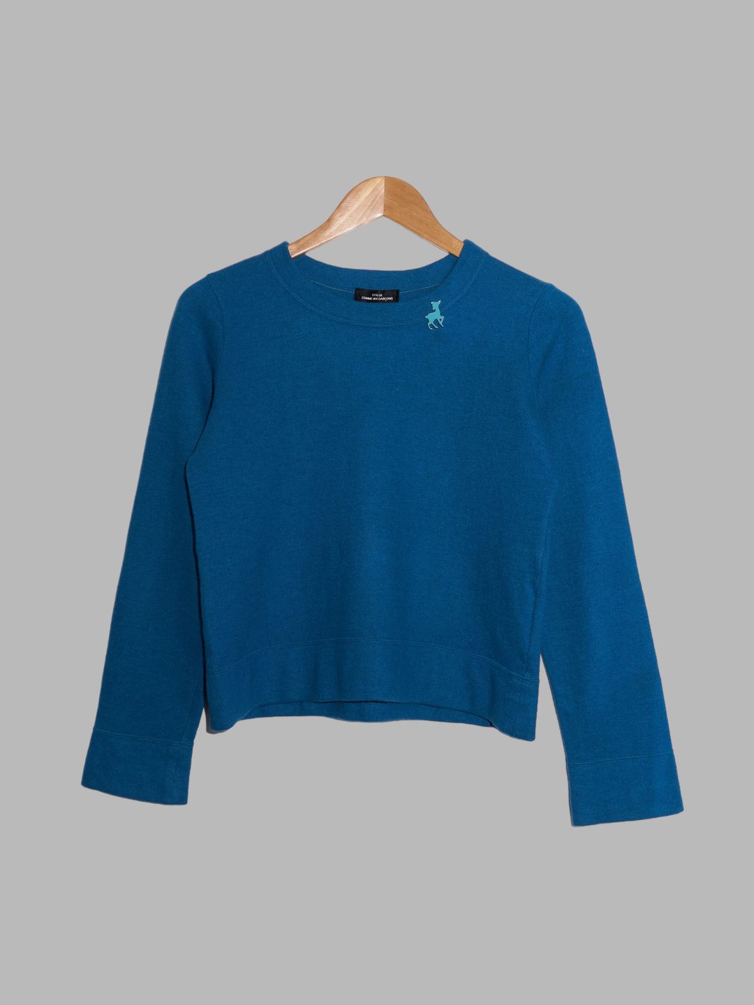 Tricot Comme des Garcons 2001 blue wool knit cropped jumper with deer pin by COMME DES GARÇONS in size ONE SIZE from KNITWEAR category