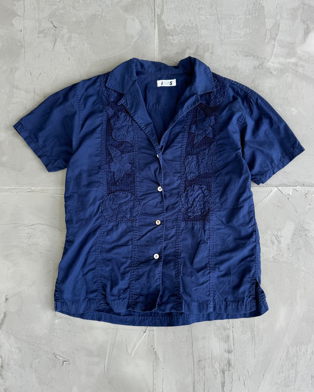 ISSEY MIYAKE FLOWER EMBROIDERED SHORT SLEEVE SHIRT - S/M by ISSEY MIYAKE in size M from TOPS category