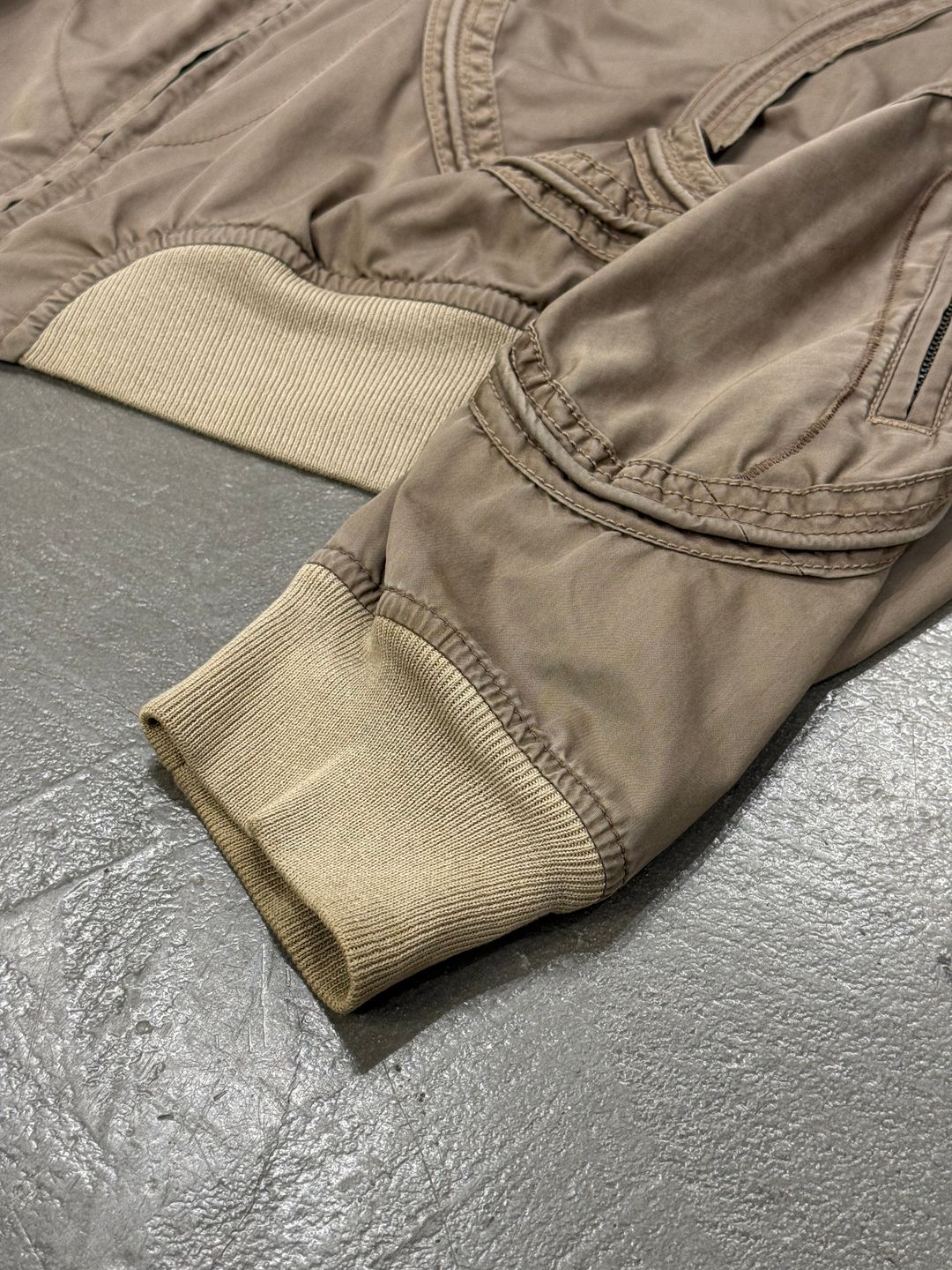 Thumbnail 799b3dfe-8306-4692-a8d8-3143c95ac5df