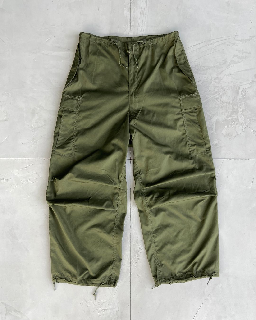 1990S VINTAGE MILITARY CARGO OVERPANTS IN GREEN by undefined in size ONE SIZE