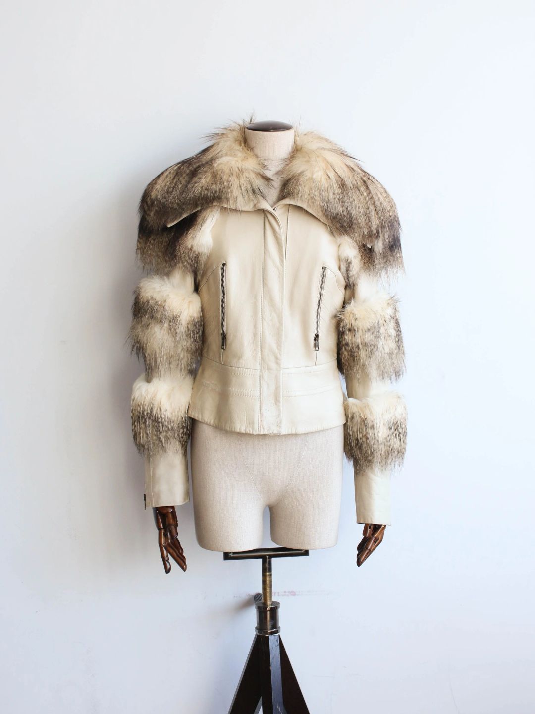 Gucci by Tom Ford A/W03 Cream Leather and Oversized Fur Collar Jacket by GUCCI in size IT 40 from COATS & JACKETS category