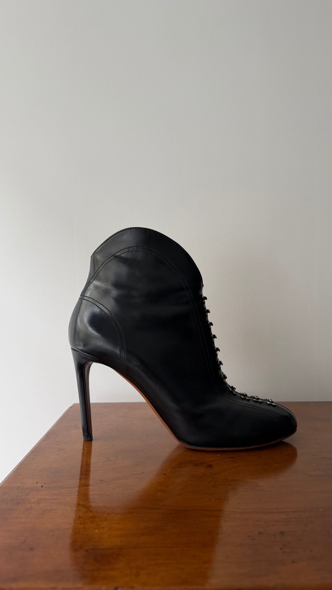 Azzedine Alaia Hook and Eye ankle boots Alaïa by AZZEDINE ALAIA in size EU 39 from SHOES category