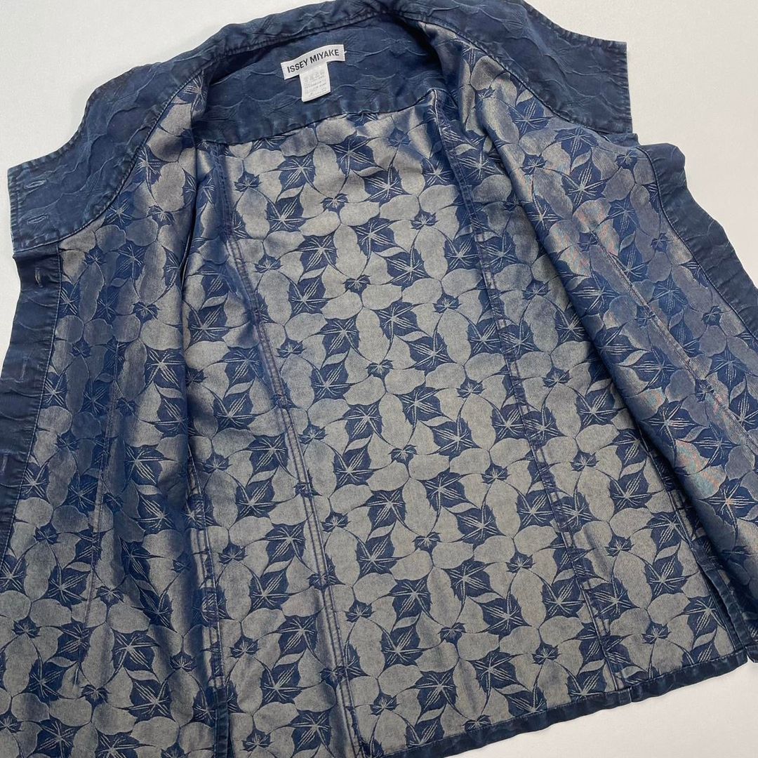 Thumbnail a1c8f246-350f-4165-b478-b966701e5c7a